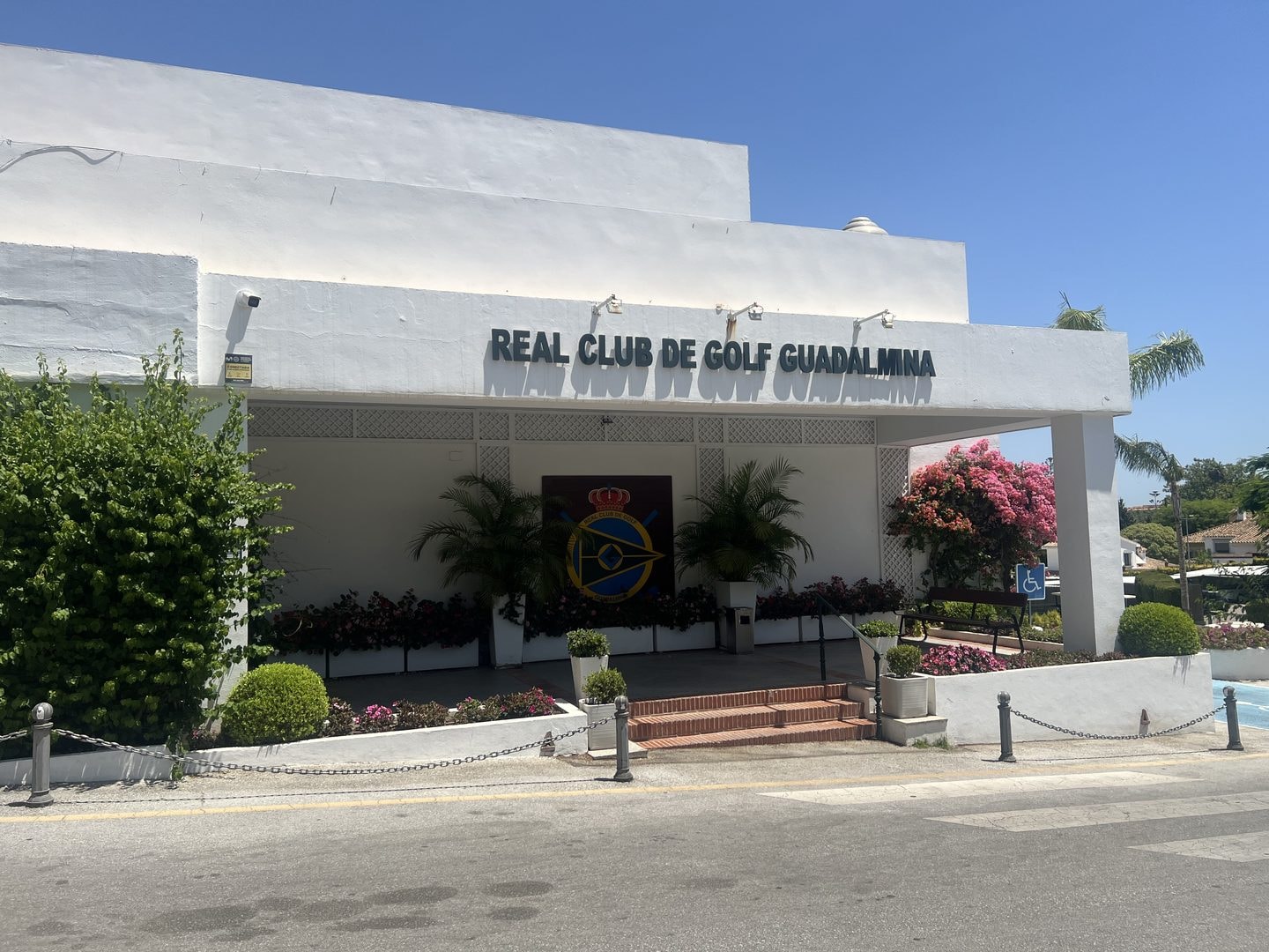 Det velholdte klubhus hos Real Club de Golf Guadalmina i San Pedro, Marbella