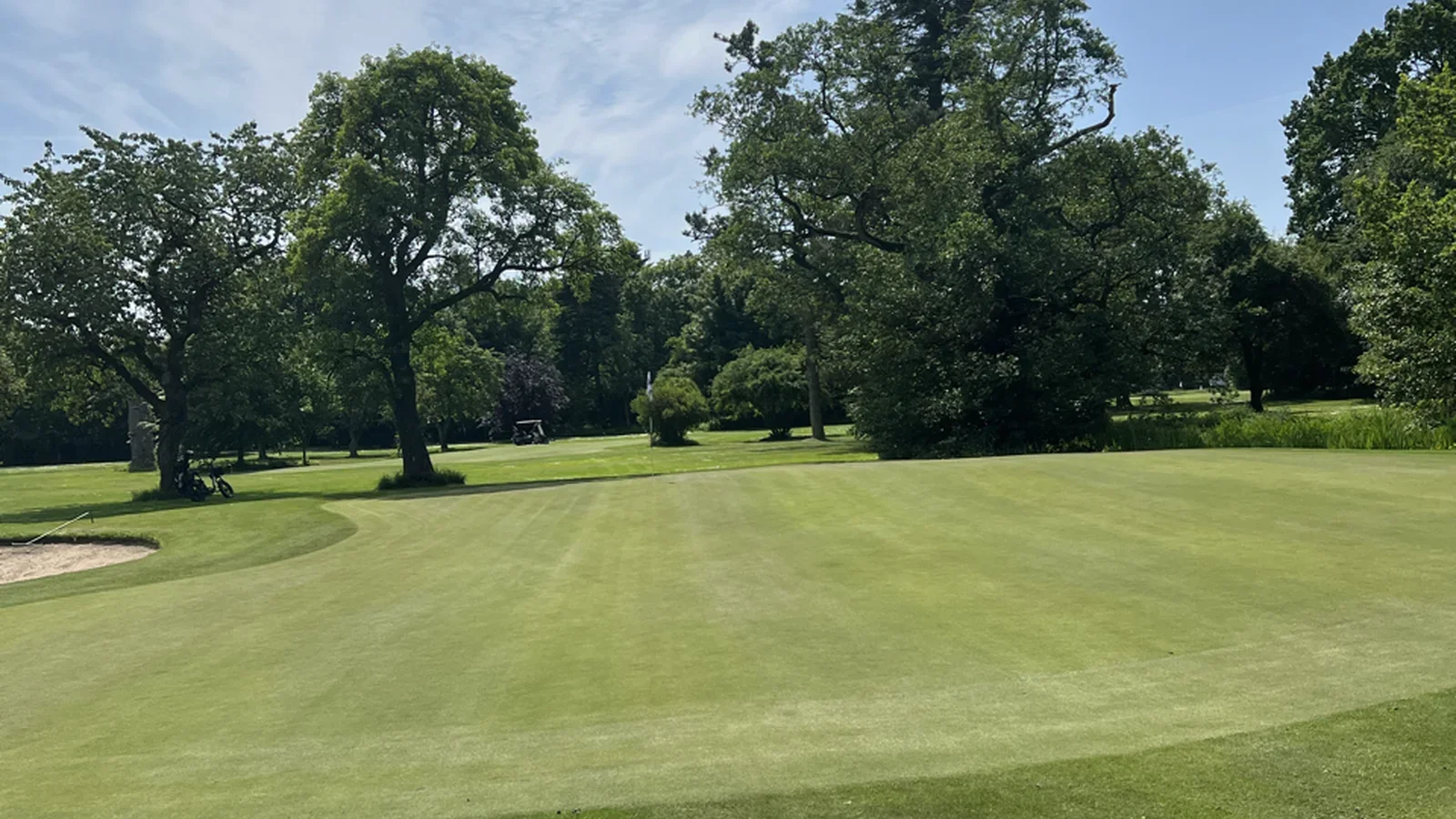 Grøn fairway og green på Barløseborg Golfklub en forårsdag – klar til at tage vintertræningen med ud på banen