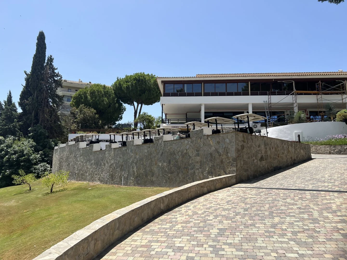 Klubhuset hos Atalaya Golf & Country Club mellem Marbella og Estepona
