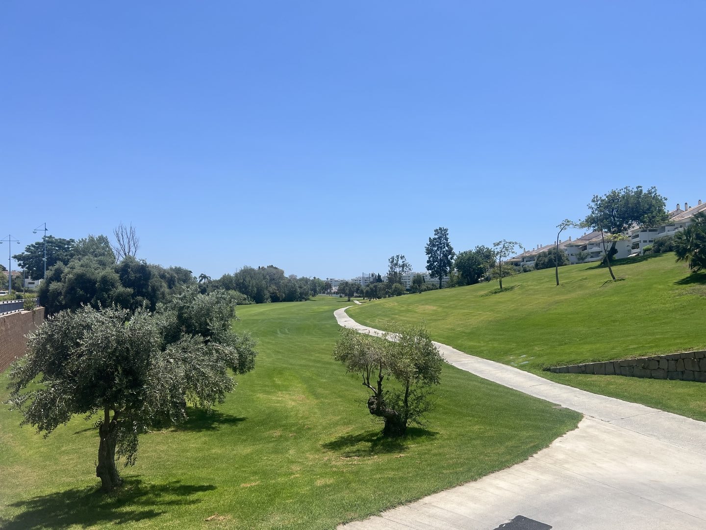 Hul 13 på Nord-banen hos Real Club de Golf Guadalmina med grøn fairway i solskin