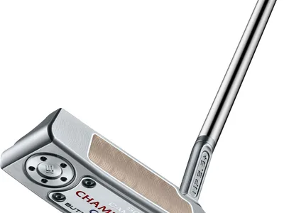 Scotty Cameron Champions Choice Newport 2.5 Plus Button Back (2023) Slant Neck Putter - Chrome - Venstre - Str. 35" - Scotty Cameron Pistolini Plus Standard Sort/Hvid/Blå