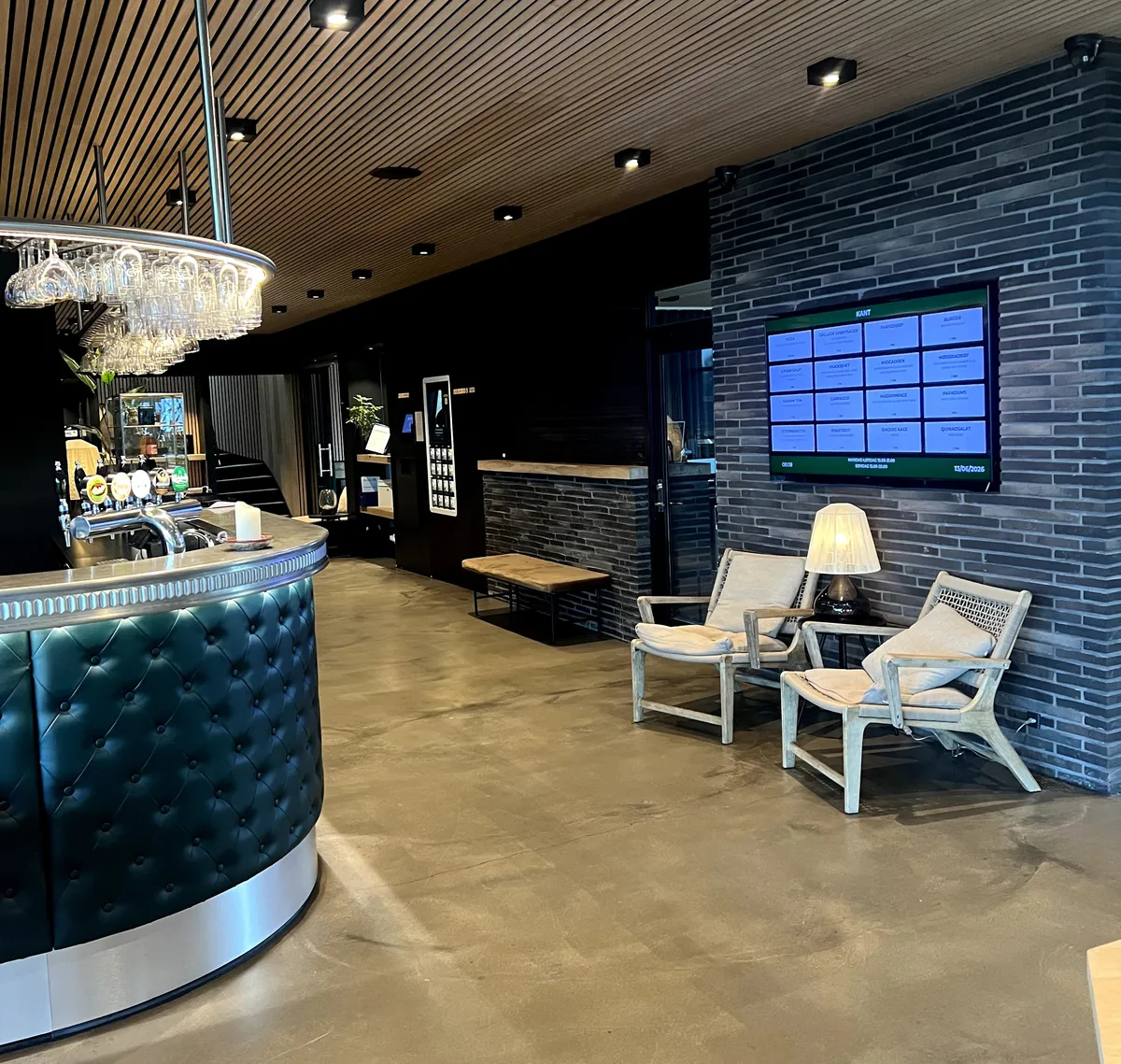Klubhuset i Ikast Golf Club er imponerende, specielt restauranten i 2 etager.