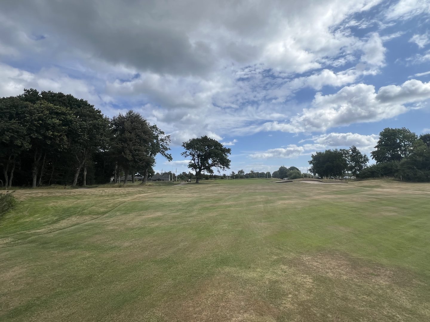 Golfhul på Frederikshavn Golfklub med vand og skov i spil