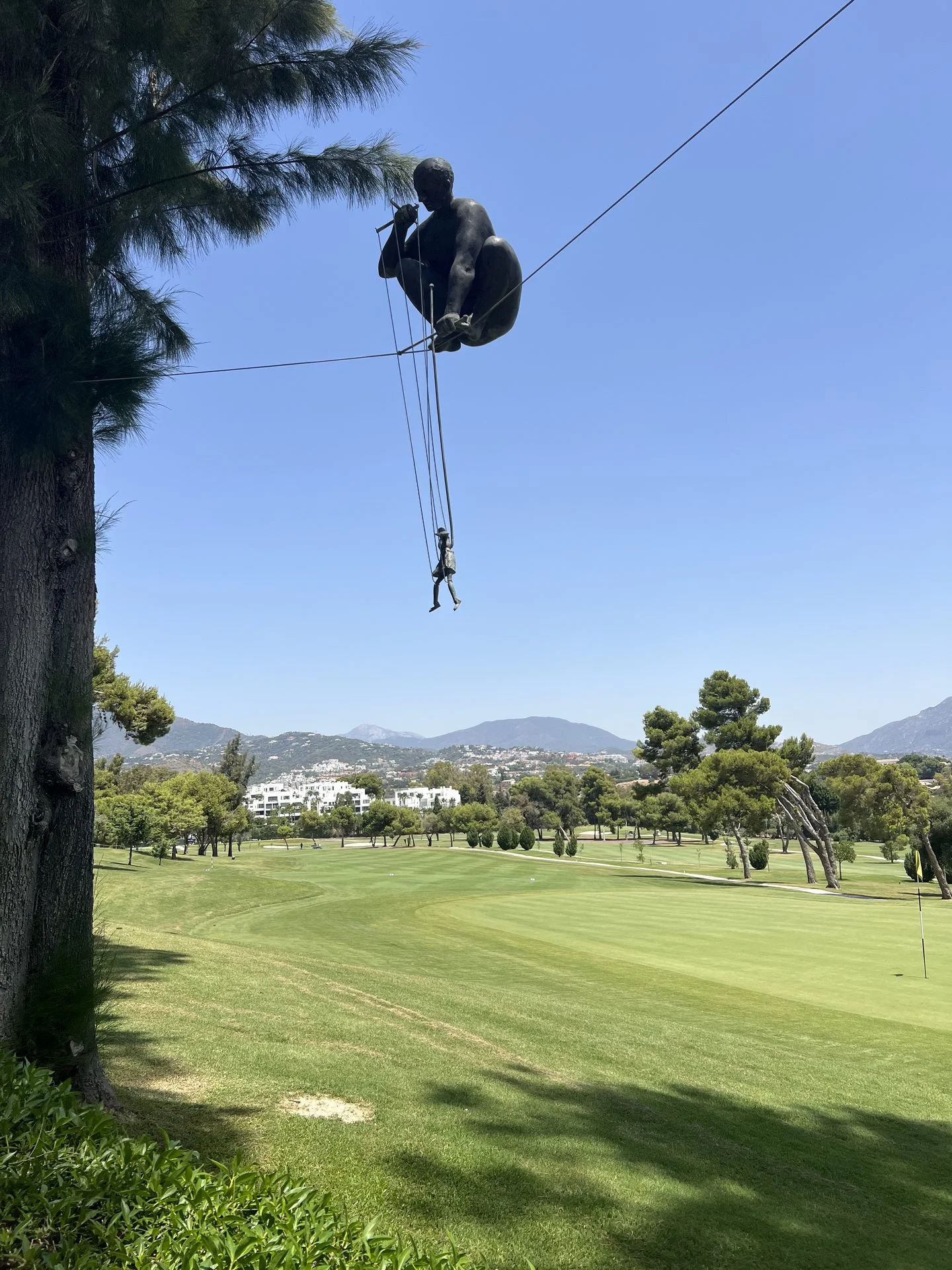 Fairway og green på Old Course hos Atalaya Golf med bjerget La Concha i baggrunden